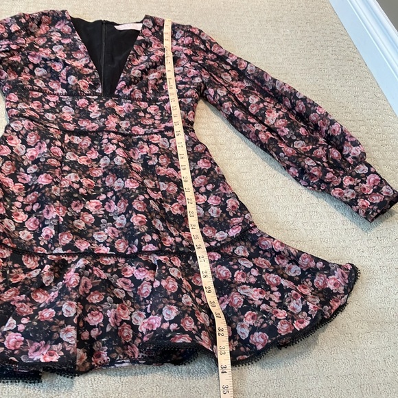 ✨Simply adorable open front black w/subtle peach pink green floral pattern dress - Picture 11 of 16